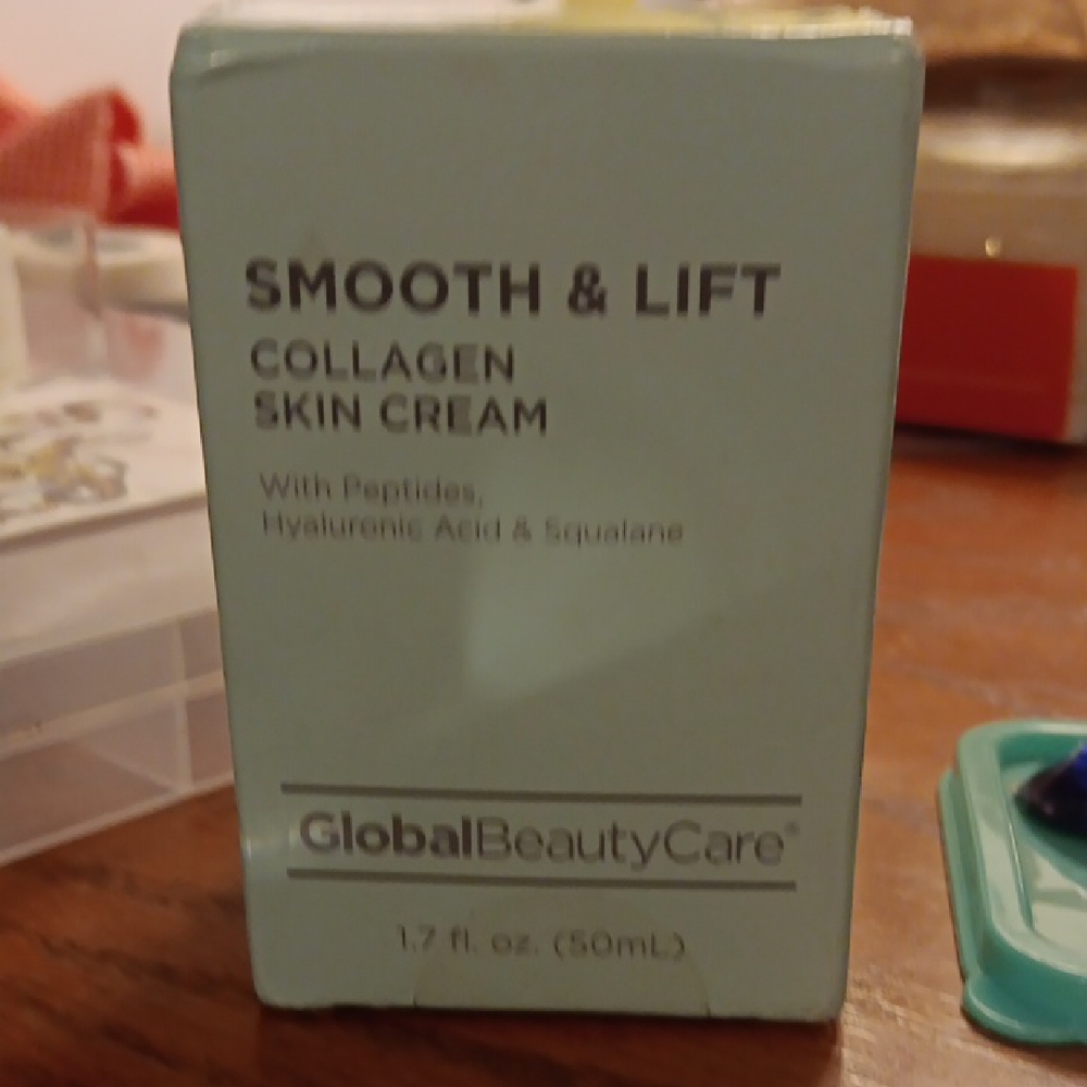 Green Skincare Tool for Smoothing and Lifting by